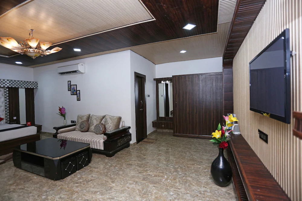 Capital O 22733 Wood Castle