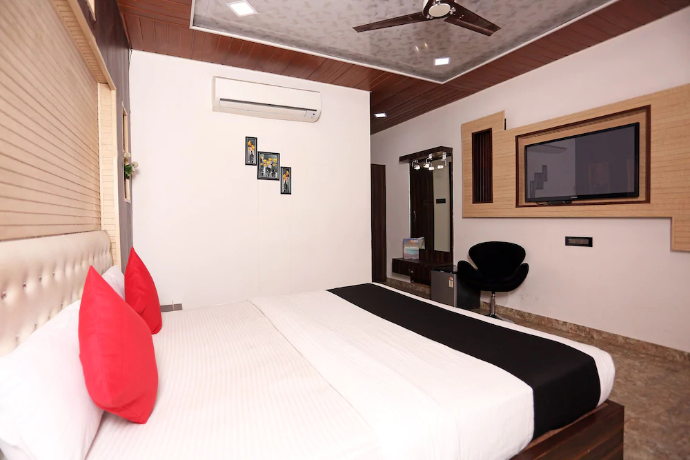 Capital O 22733 Wood Castle