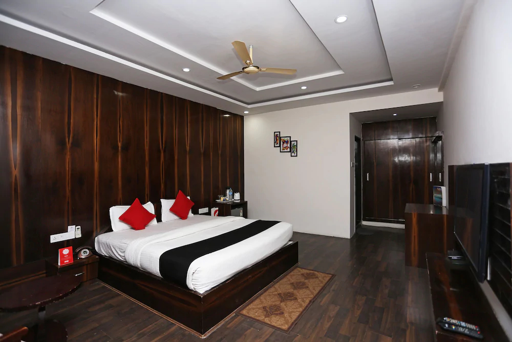 Capital O 22733 Wood Castle