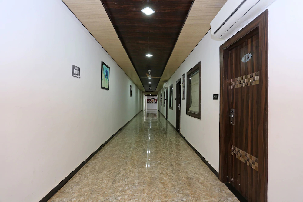 Capital O 22733 Wood Castle