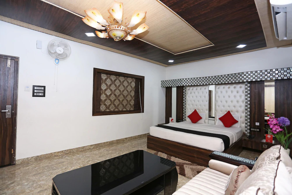 Capital O 22733 Wood Castle