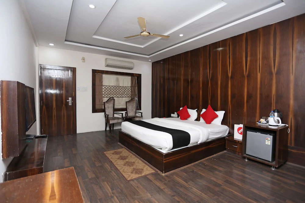 Capital O 22733 Wood Castle