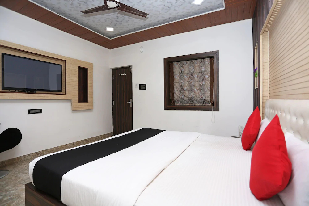 Capital O 22733 Wood Castle