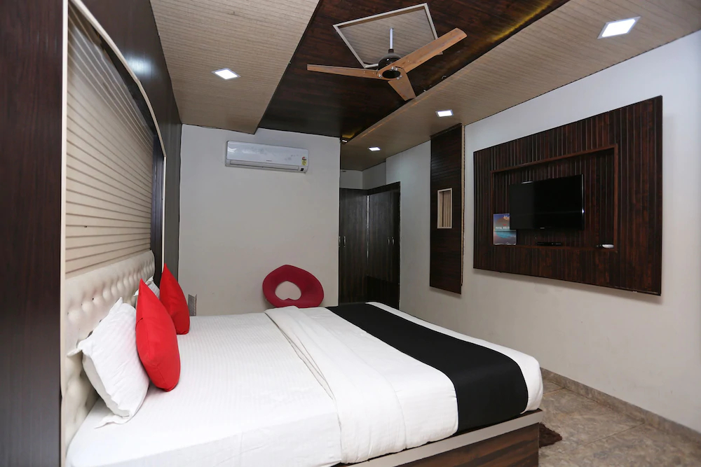 Capital O 22733 Wood Castle