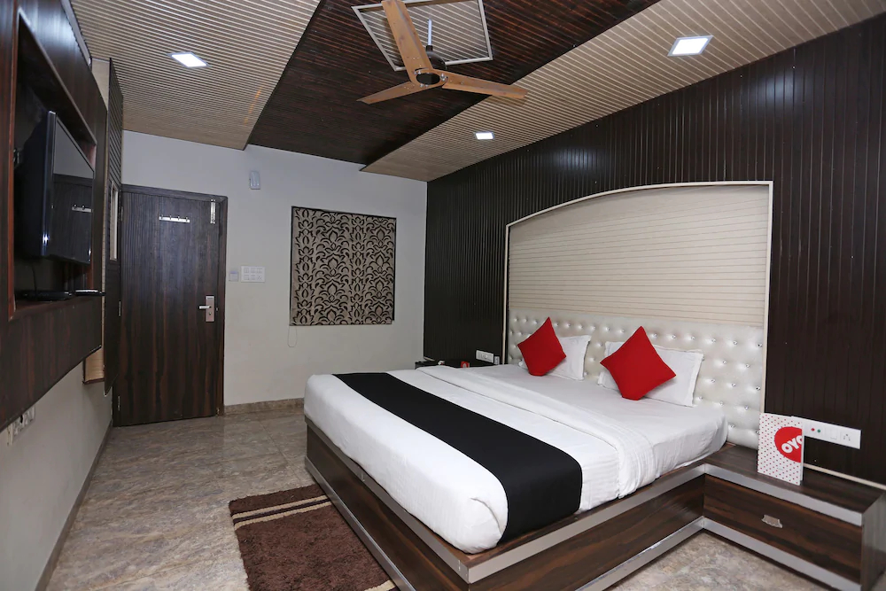 Capital O 22733 Wood Castle