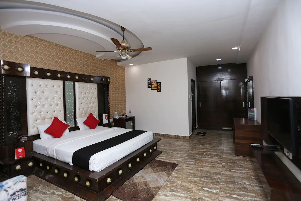 Capital O 22733 Wood Castle