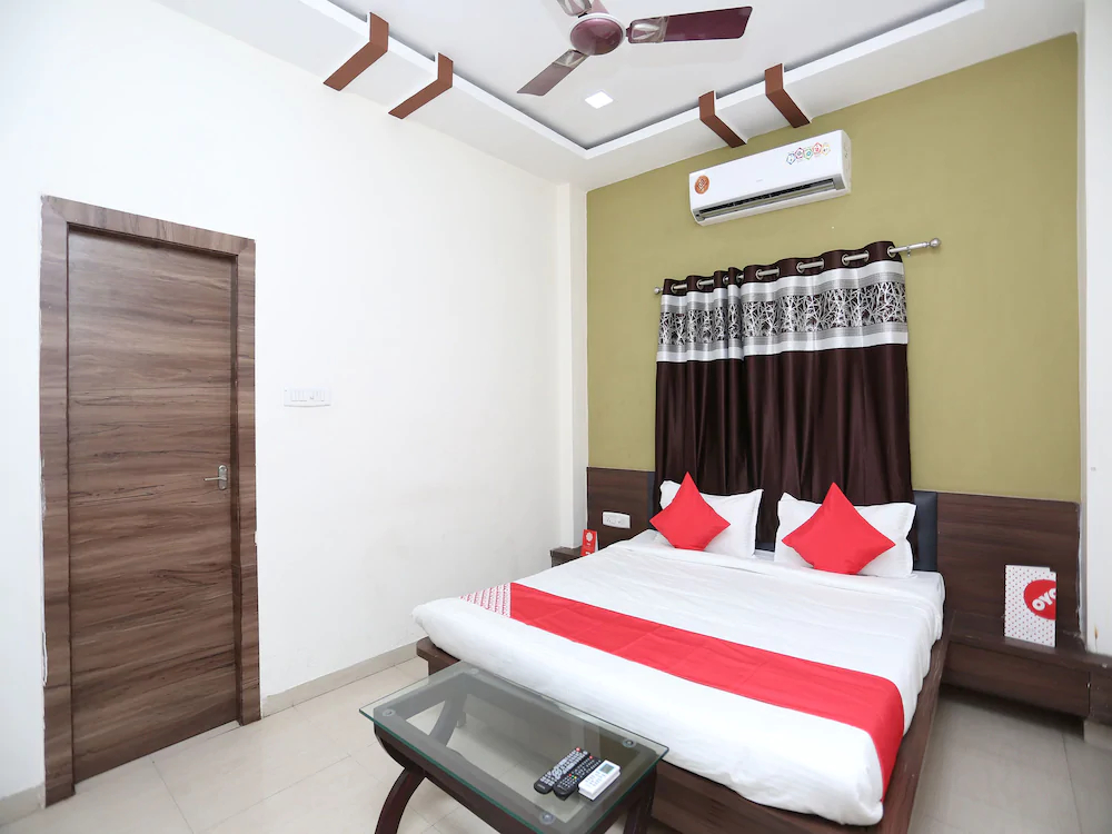 OYO 12376 Hotel Dhanraj