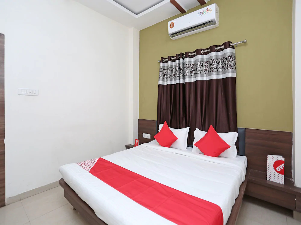 OYO 12376 Hotel Dhanraj