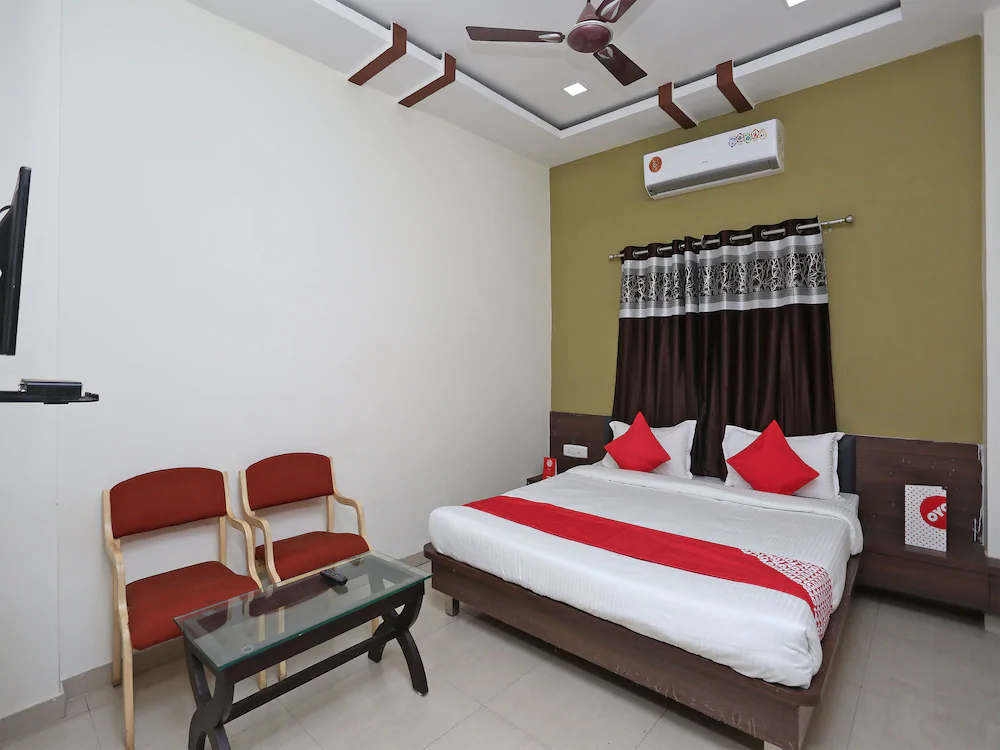 OYO 12376 Hotel Dhanraj