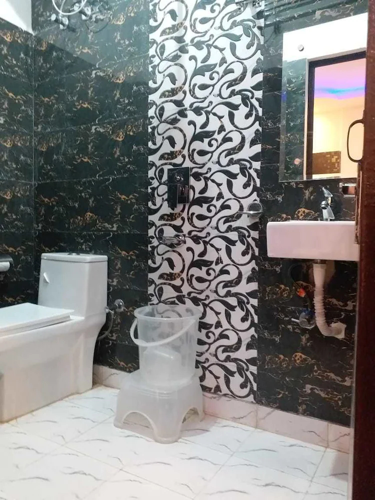 Airport Hotel Royal Inn