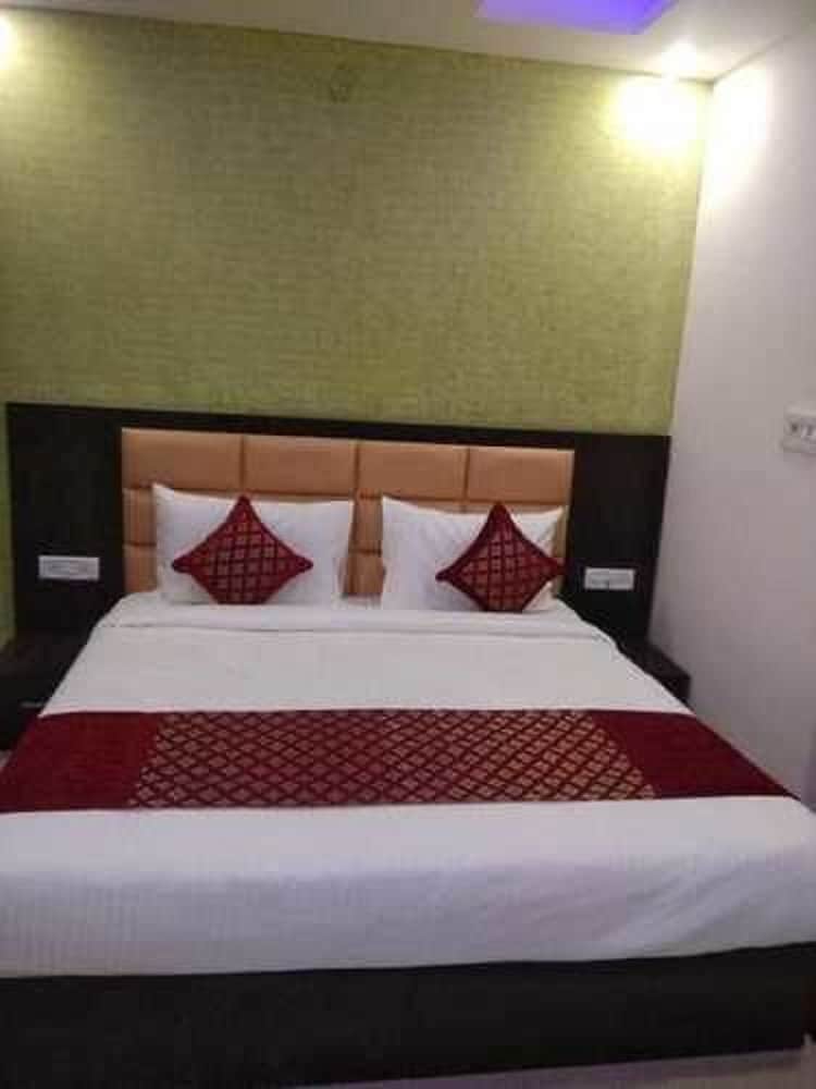 Airport Hotel Royal Inn