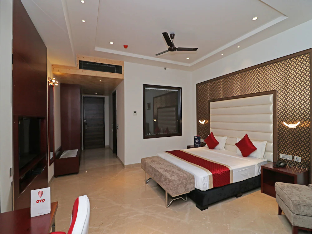 C Pearls Hotel & Banque by OYO Rooms