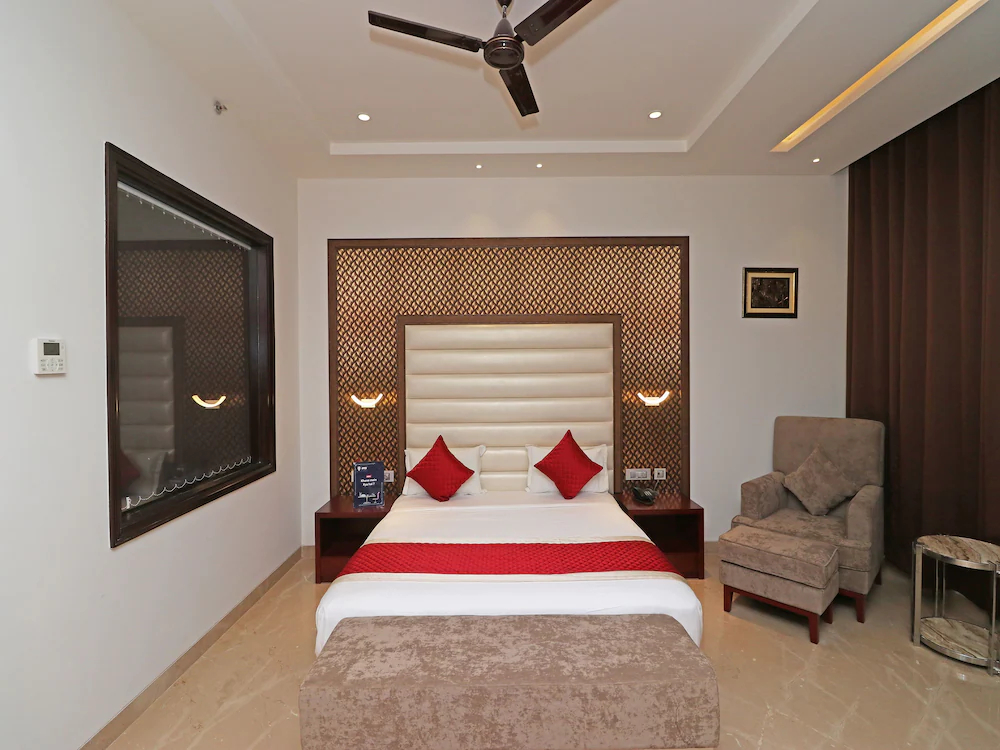 C Pearls Hotel & Banque by OYO Rooms