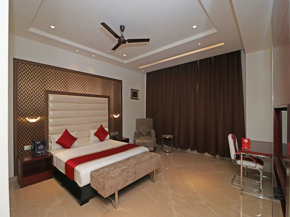 C Pearls Hotel & Banque by OYO Rooms