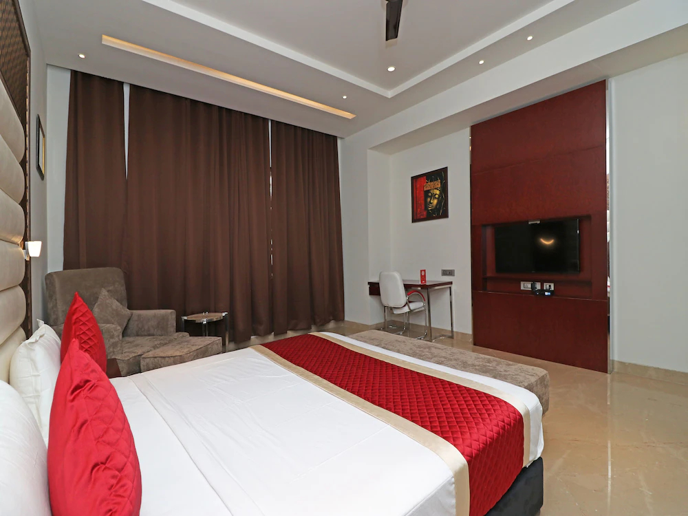 C Pearls Hotel & Banque by OYO Rooms