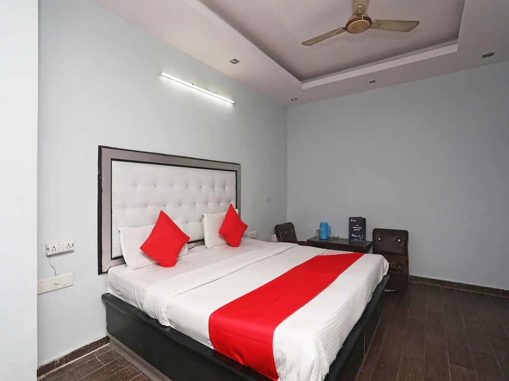 Hotel3BS Houses Dx by OYO Rooms