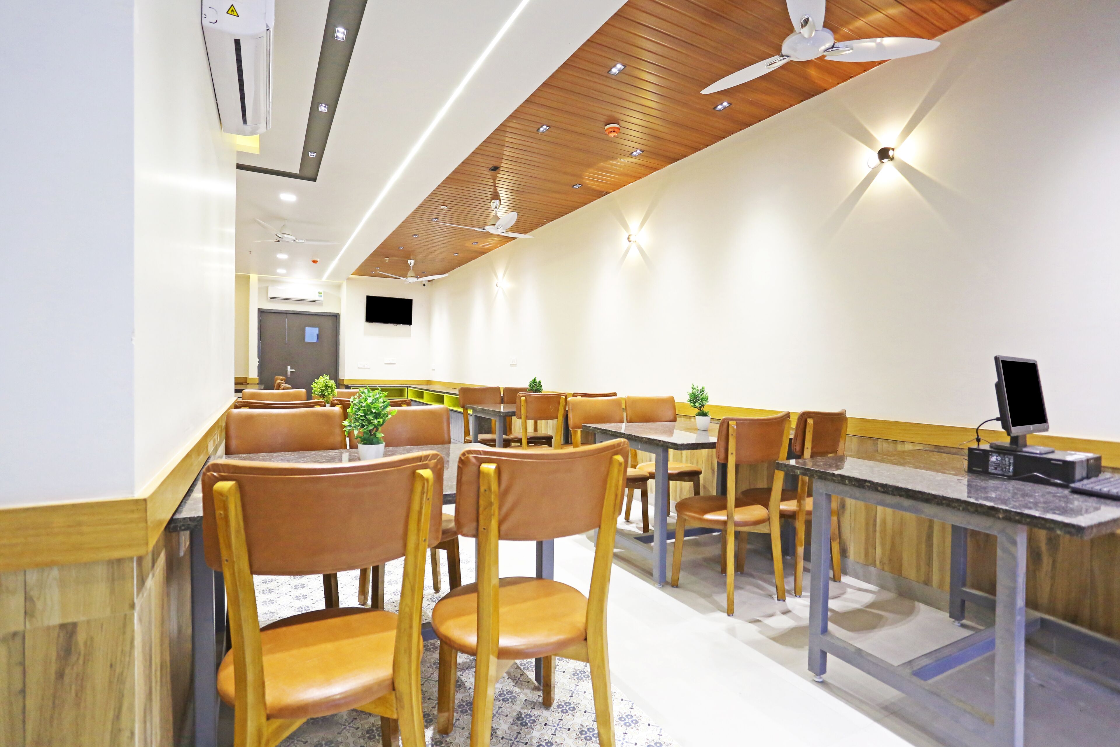 Hotel Applewood Delhi Airport
