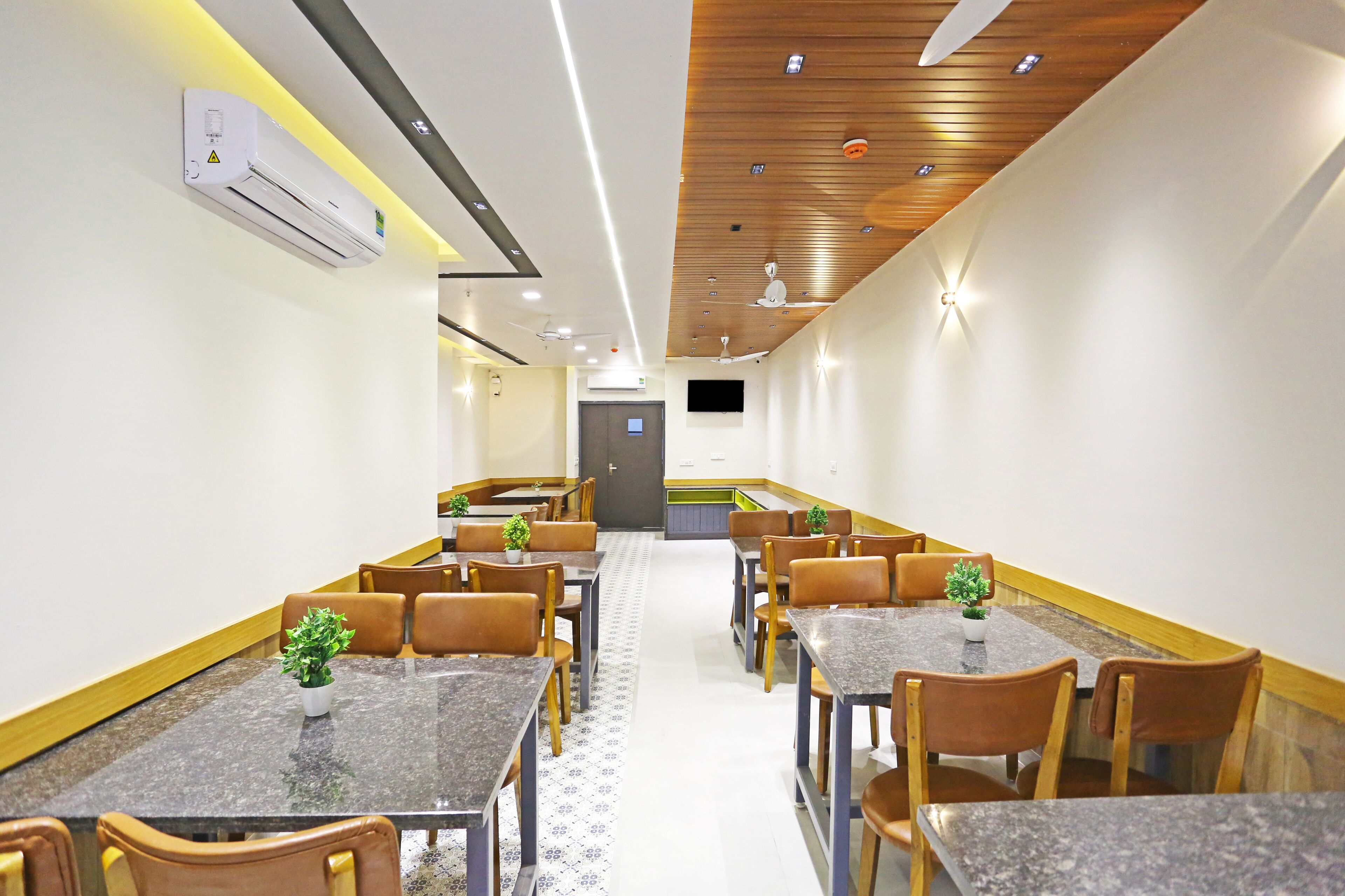 Hotel Applewood Delhi Airport
