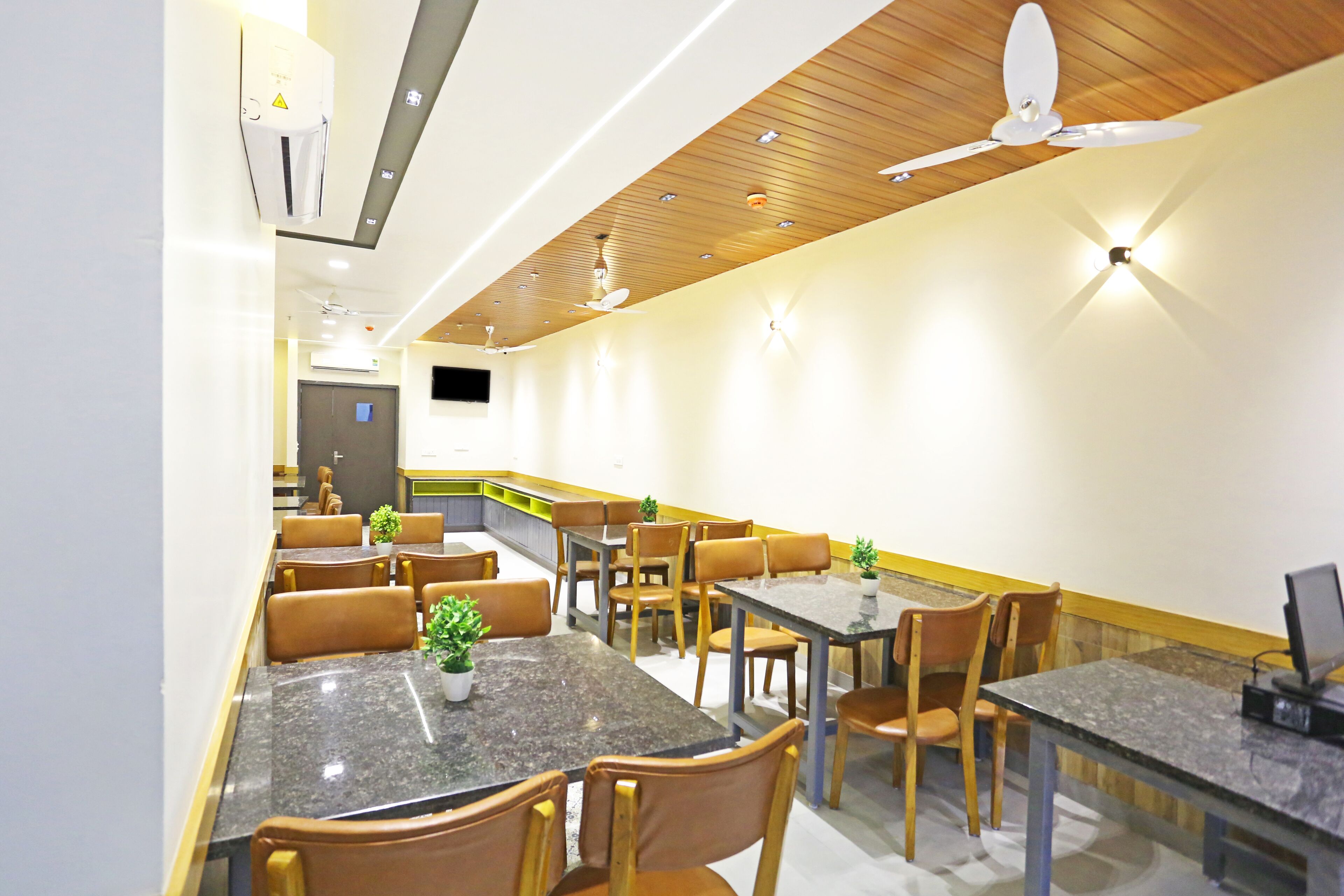 Hotel Applewood Delhi Airport