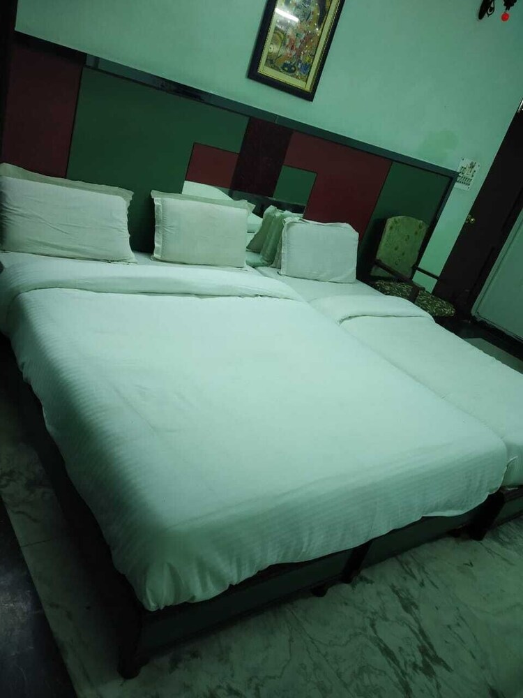 Hotel Green Palace By ADB Rooms