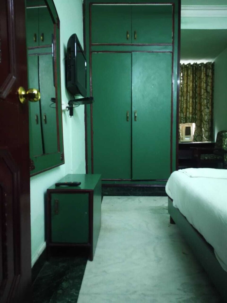 Hotel Green Palace By ADB Rooms