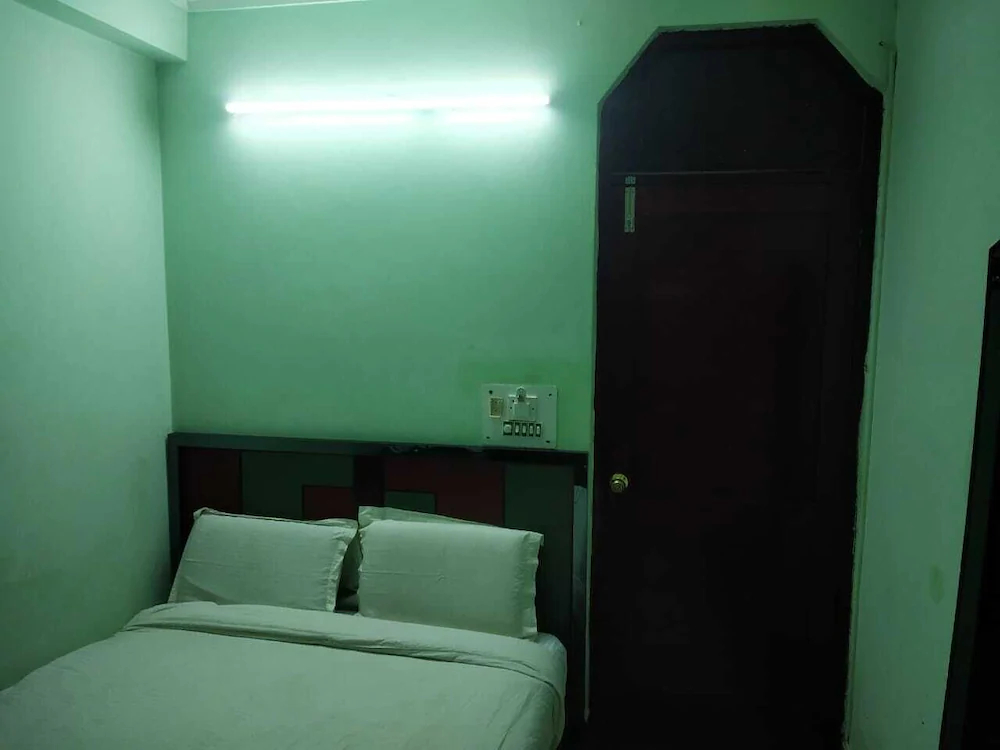 Hotel Green Palace By ADB Rooms