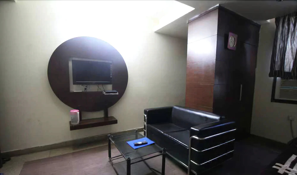 Hotel Metro Plaza by ADB Rooms
