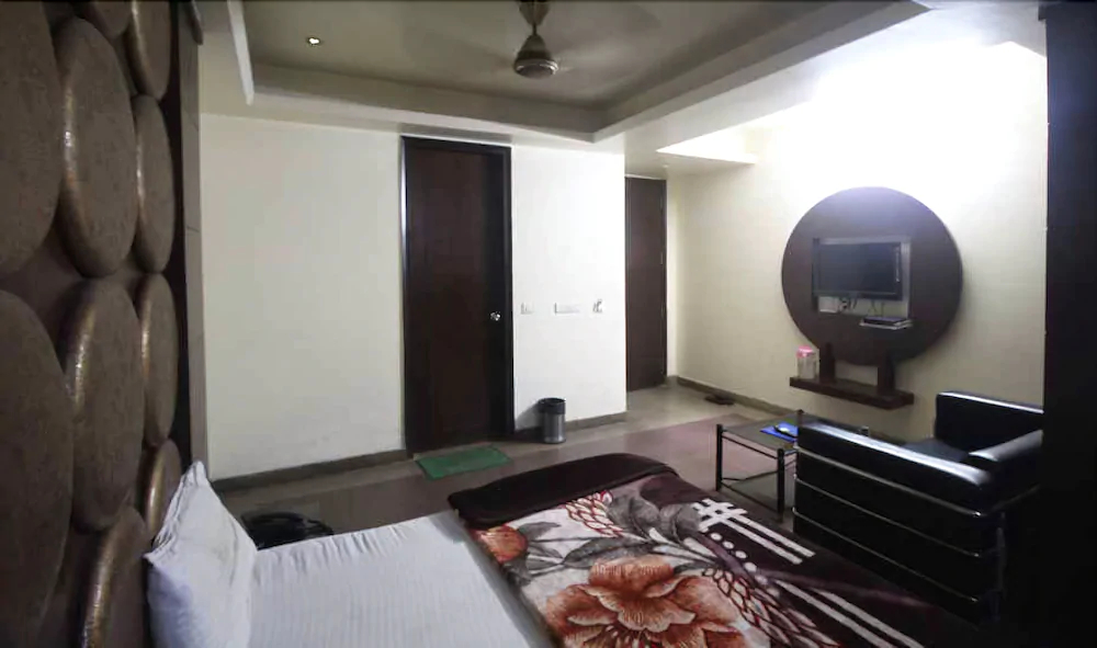 Hotel Metro Plaza by ADB Rooms