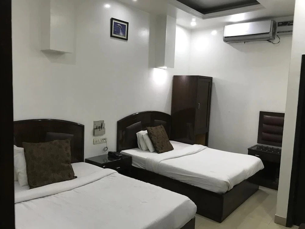 Hotel Metro Plaza by ADB Rooms