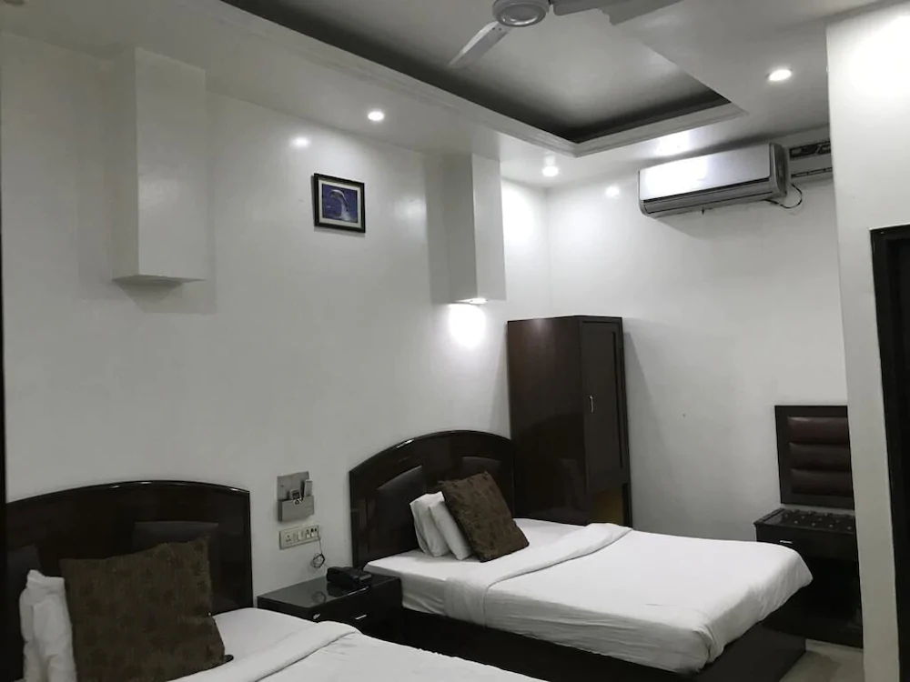 Hotel Metro Plaza by ADB Rooms
