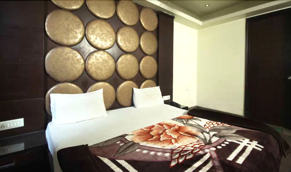 Hotel Metro Plaza by ADB Rooms