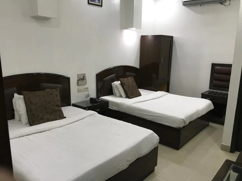 Hotel Metro Plaza by ADB Rooms