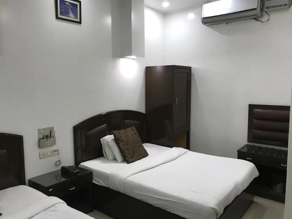 Hotel Metro Plaza by ADB Rooms