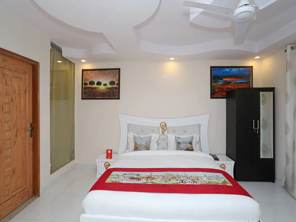 Hotel Qlark by OYO Rooms