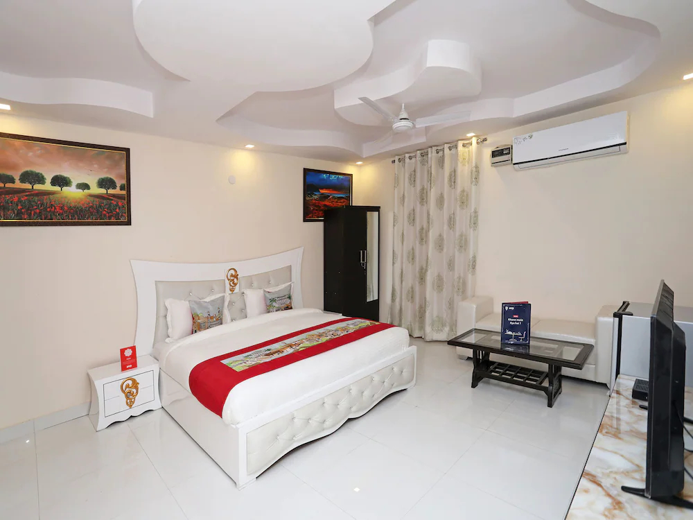 Hotel Qlark by OYO Rooms