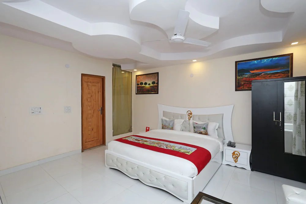 Hotel Qlark by OYO Rooms