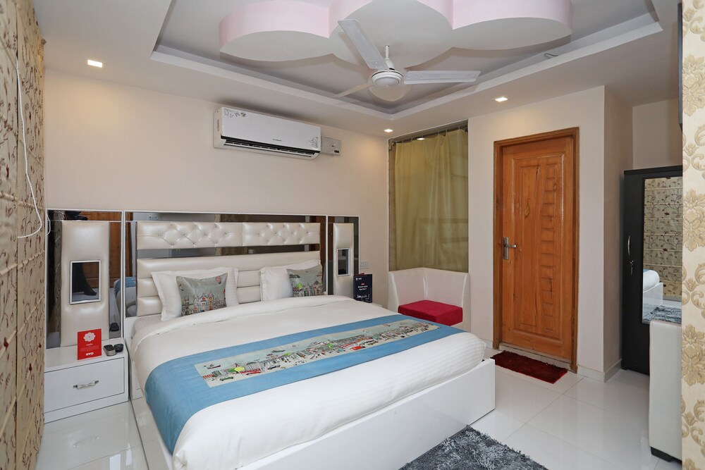 Hotel Qlark by OYO Rooms
