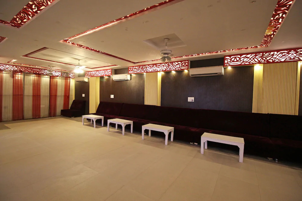 JK Hotel By OYO Rooms