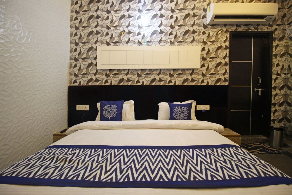 JK Hotel By OYO Rooms