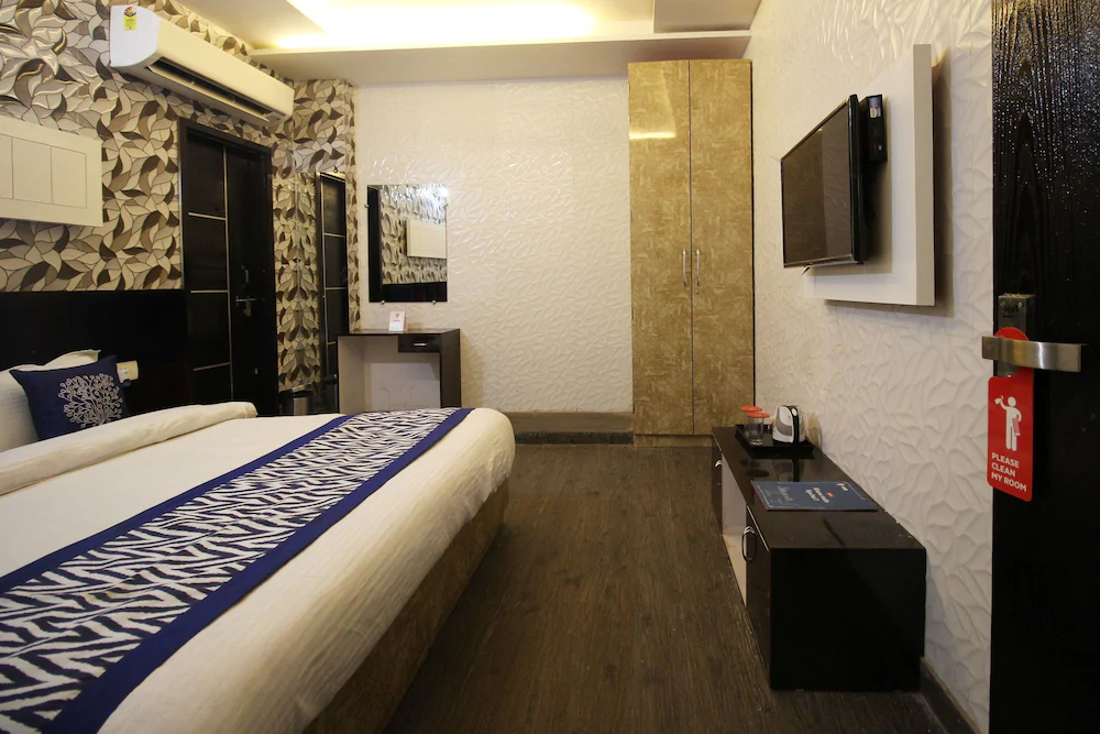 JK Hotel By OYO Rooms
