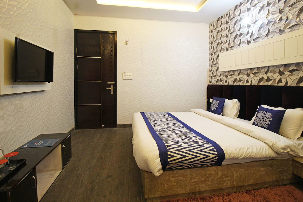 JK Hotel By OYO Rooms