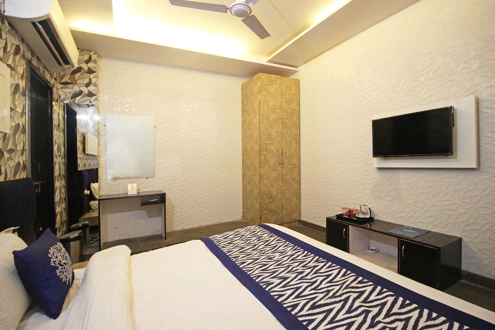 JK Hotel By OYO Rooms
