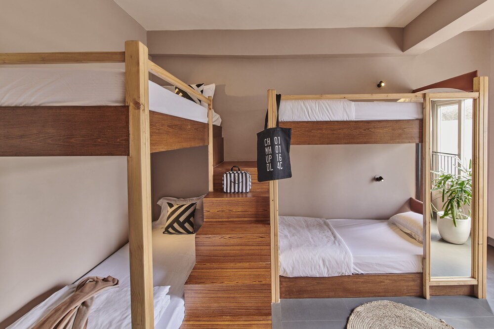 Minimalist Poshtel & Suites