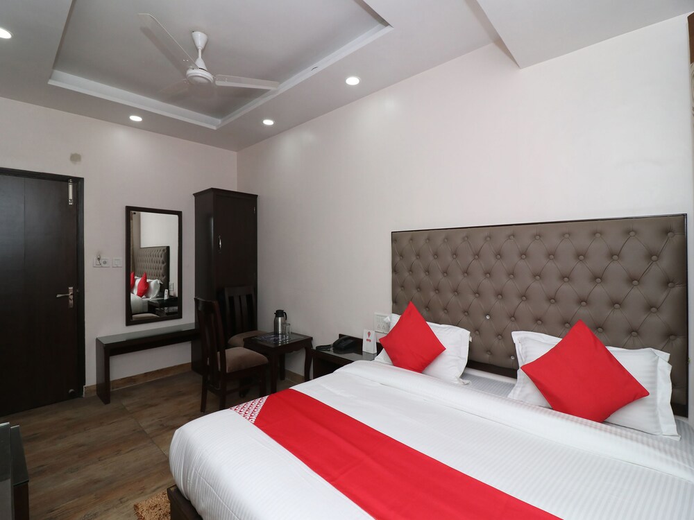 OYO 27802 Hotel Boom Room