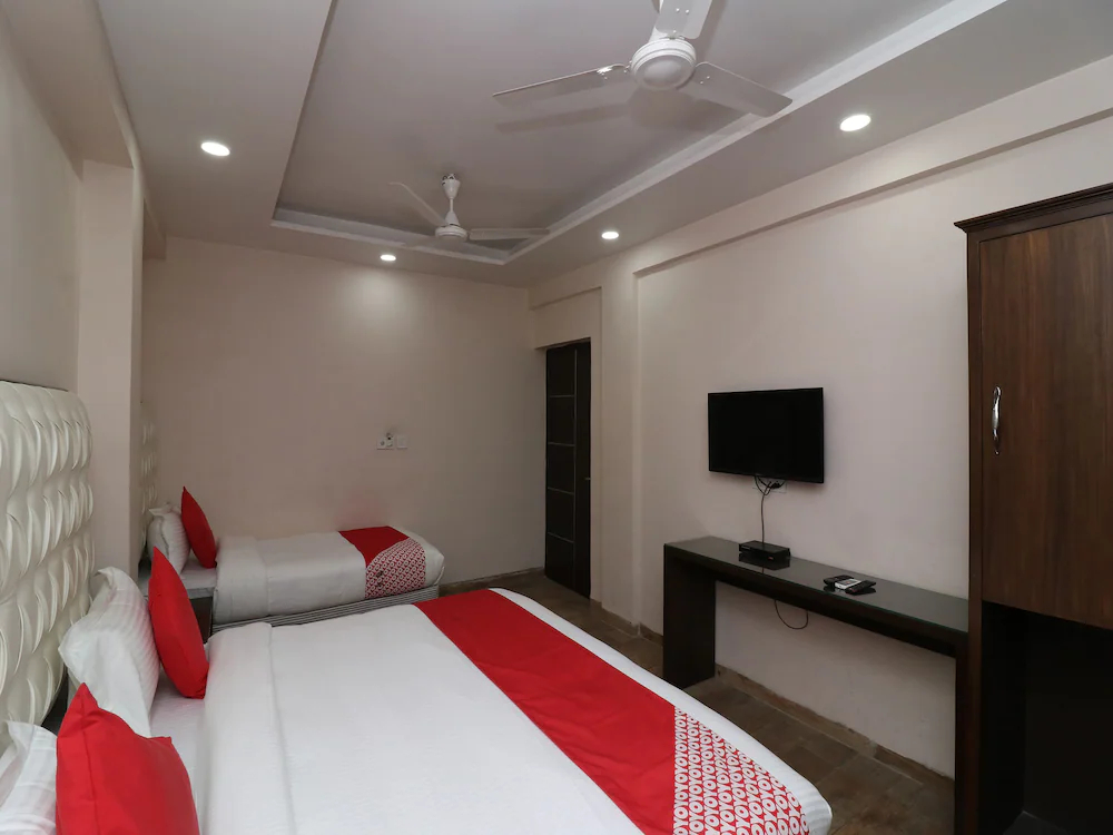 OYO 27802 Hotel Boom Room