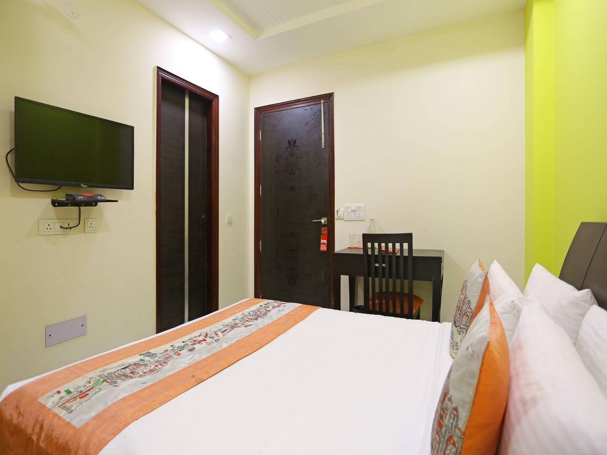 OYO Flagship 545 Rohini Pitampura