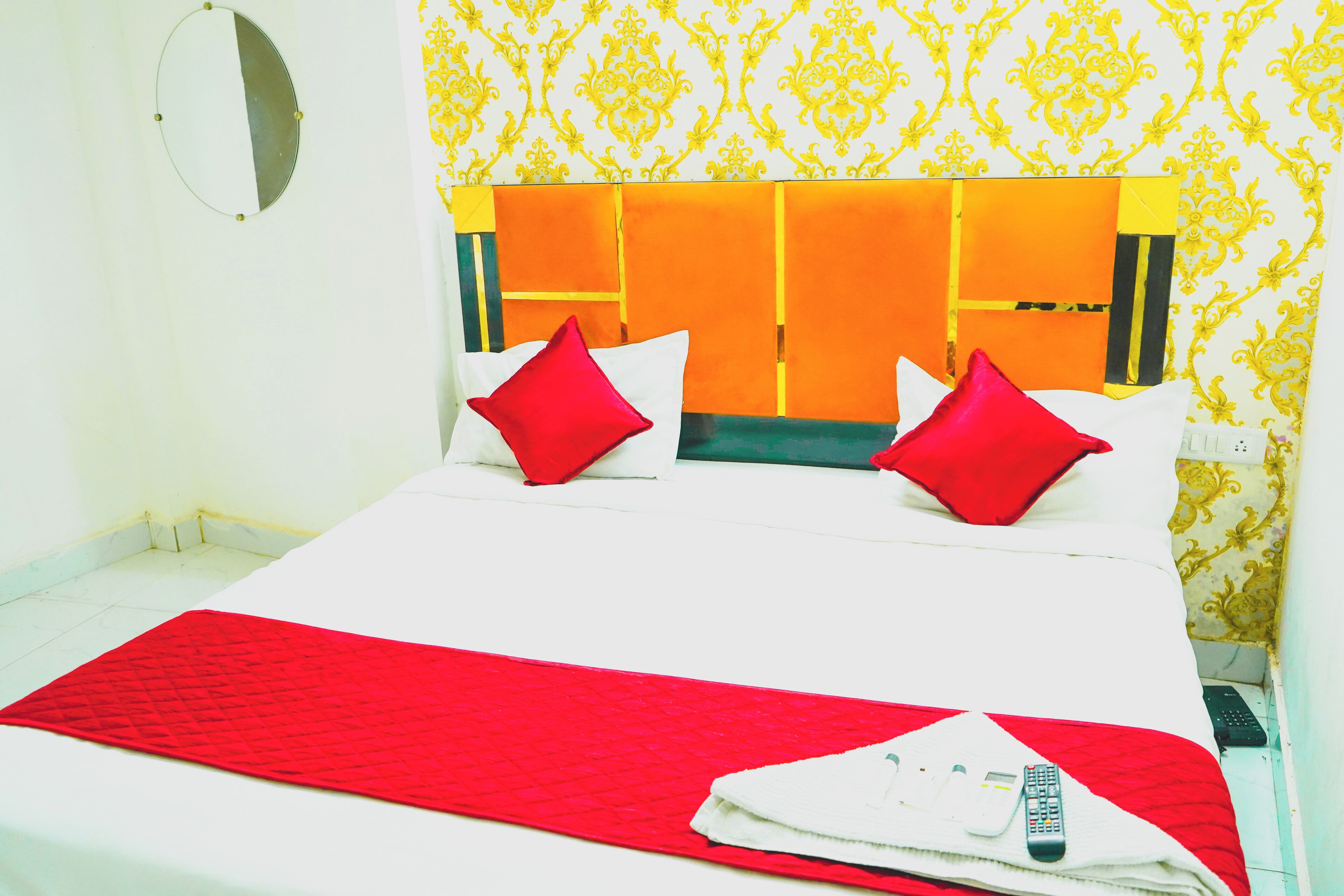 Roomshala Green Palace