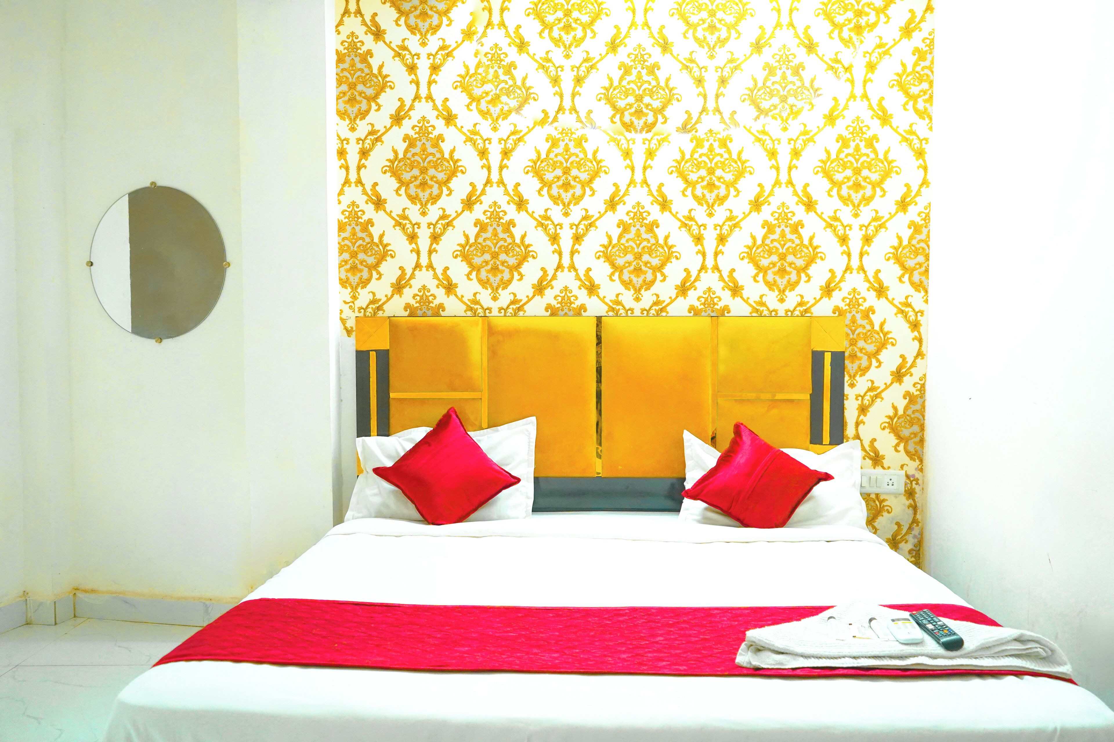 Roomshala Green Palace