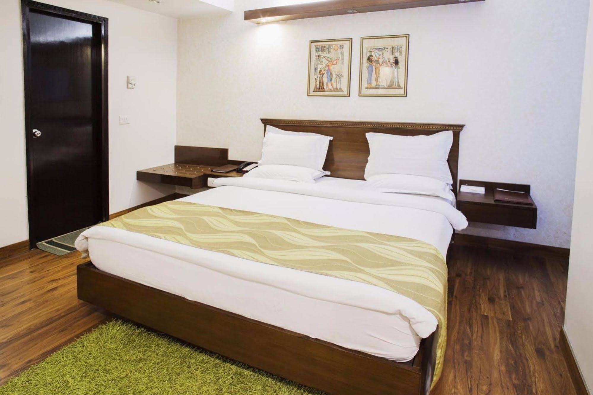 Rockland Hotel C R Park