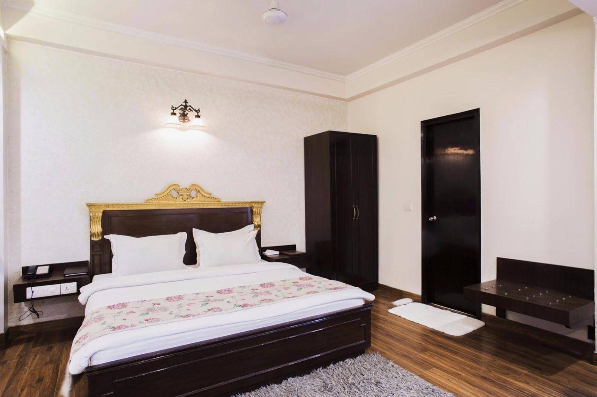 Rockland Hotel C R Park